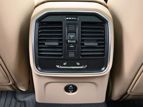 Certified 2026 Porsche Macan AWD/4WD image 8