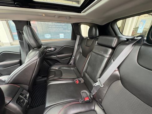 Used 2019 Jeep Cherokee Trailhawk w/ Comfort/Convenience Group AWD/4WD image 17