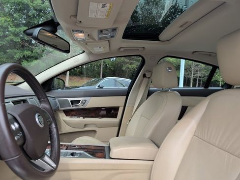 Used 2010 Jaguar XF Premium RWD image 12