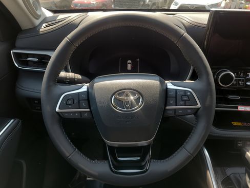 Certified 2026 Toyota Highlander Platinum AWD/4WD image 22