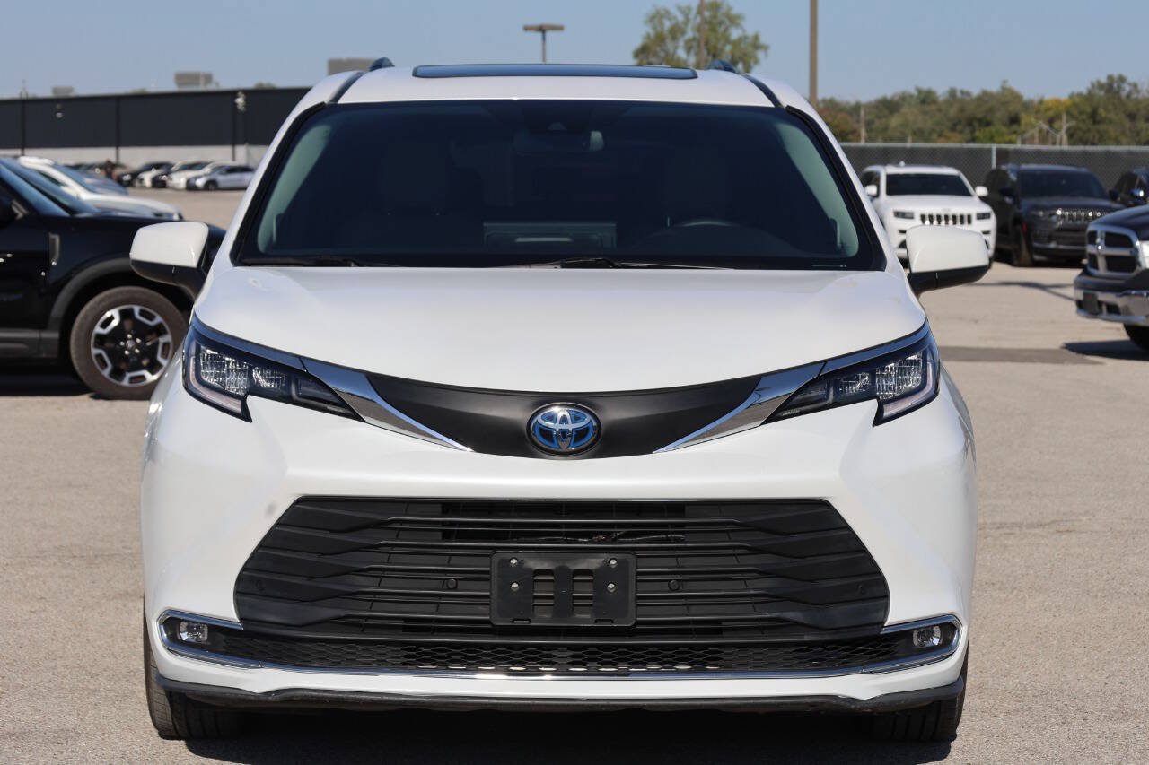 Used 2025 Toyota Sienna XLE w/ XLE Plus Package AWD/4WD image 2