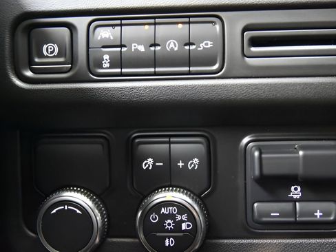 Used 2021 GMC Yukon XL SLT w/ SLT Luxury Plus Package RWD image 23
