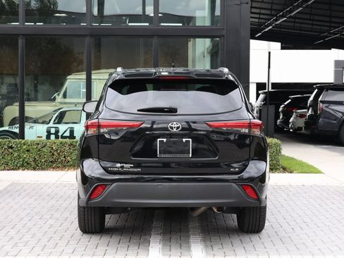 Used 2023 Toyota Highlander XLE image 6