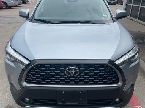 Used 2024 Toyota Corolla Cross XLE w/ Convenience Package FWD image 2