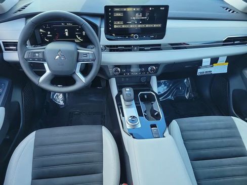 New 2026 Mitsubishi Outlander SE image 17