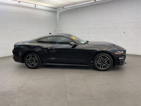 Used 2020 Ford Mustang Premium image 4