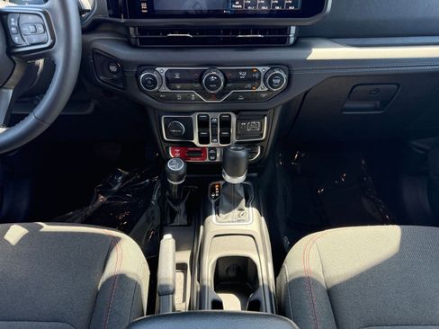 Used 2025 Jeep Wrangler Unlimited Rubicon AWD/4WD image 40