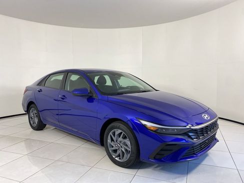 Used 2025 Hyundai Elantra Hybrid FWD image 7