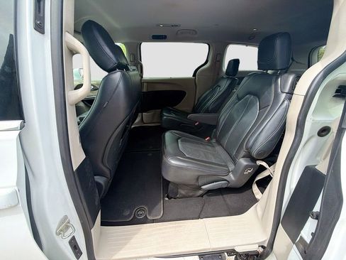 Used 2022 Chrysler Pacifica Touring-L FWD image 22