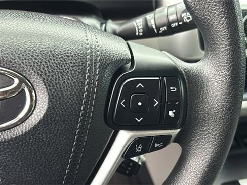 Used 2017 Toyota Highlander LE w/ Carpet Mat Package image 20