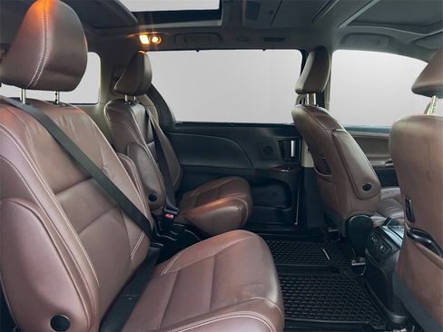 Used 2018 Toyota Sienna Limited image 17