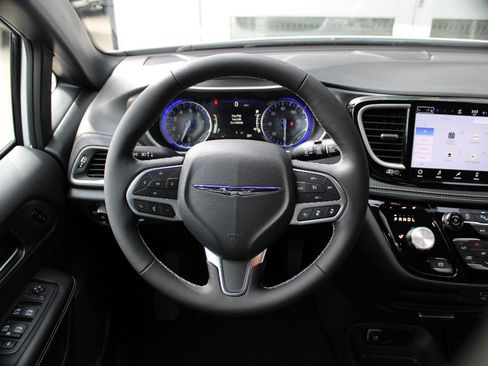 New 2026 Chrysler Pacifica Select image 14