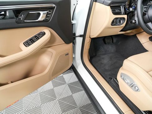 Certified 2026 Porsche Macan AWD/4WD image 8