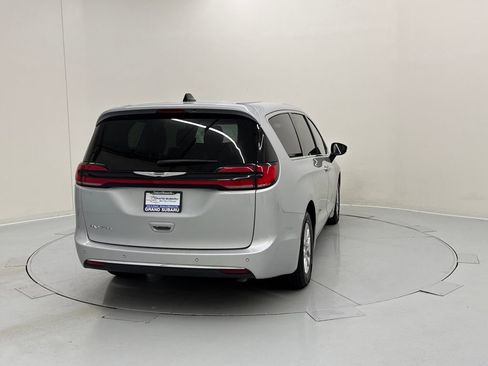 Used 2024 Chrysler Pacifica Touring-L image 5