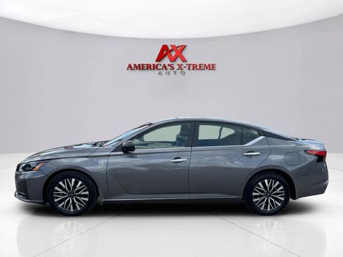 Used 2024 Nissan Altima 2.5 SV FWD image 2