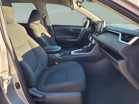 Used 2020 Toyota RAV4 LE image 18
