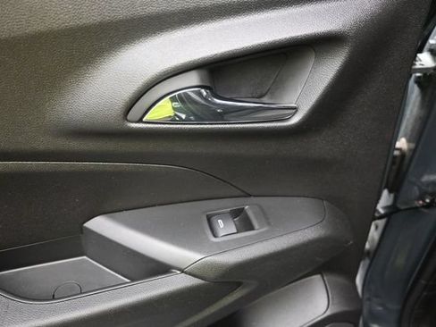 Used 2025 Chevrolet Trax LT FWD image 31