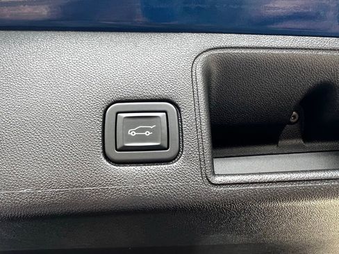 Used 2023 GMC Terrain SLT AWD/4WD image 16