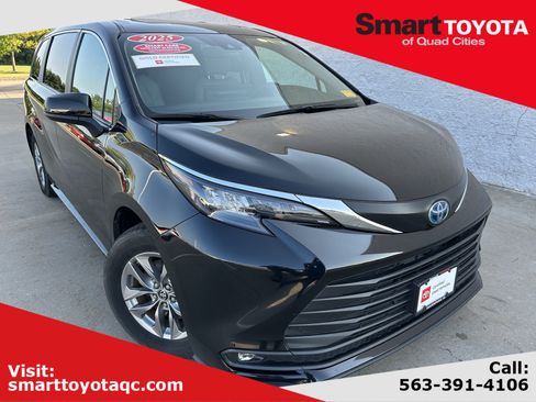 Used 2025 Toyota Sienna XLE FWD image 1