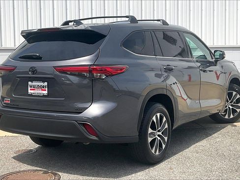 Used 2020 Toyota Highlander XLE FWD image 17
