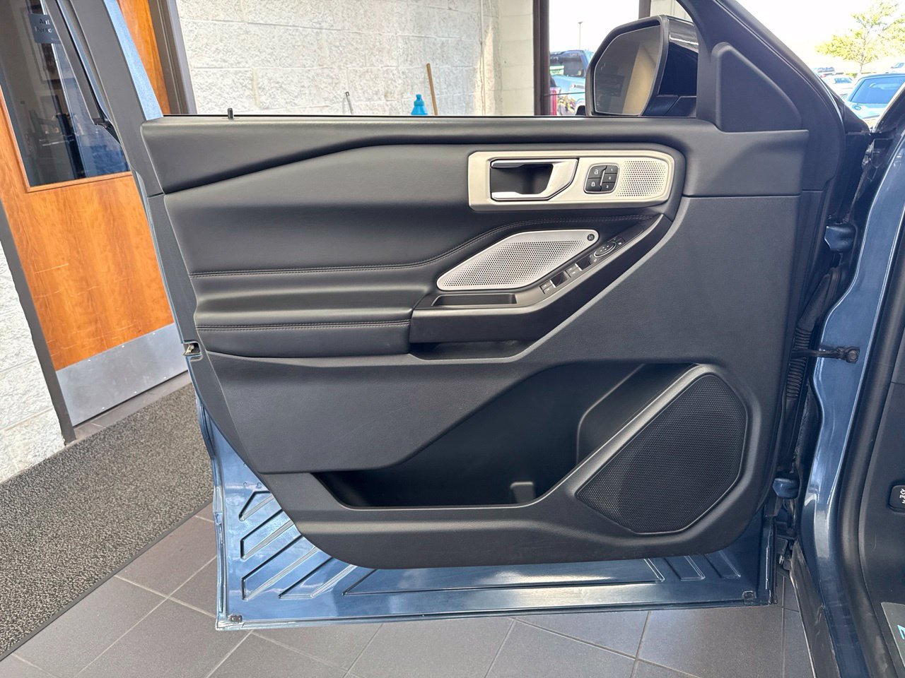 Used 2020 Ford Explorer Platinum w/ Premium Technology Package AWD/4WD image 37