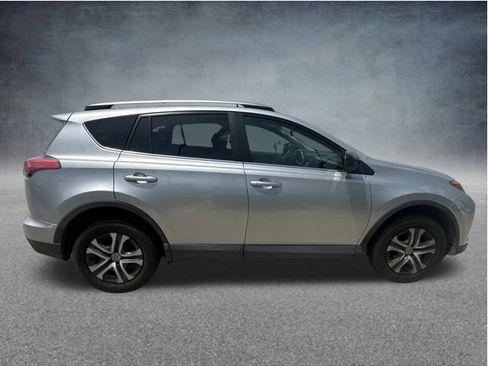 Used 2017 Toyota RAV4 LE FWD image 11