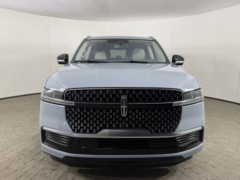 Used 2025 Lincoln Navigator Reserve image 2