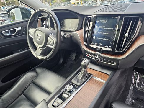 Used 2019 Volvo XC60 T6 Momentum w/ Advanced Package image 11