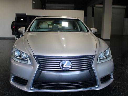 Used 2013 Lexus LS 460 w/ Comfort Pkg image 7