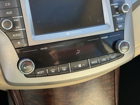 Used 2011 Toyota Avalon Limited image 22