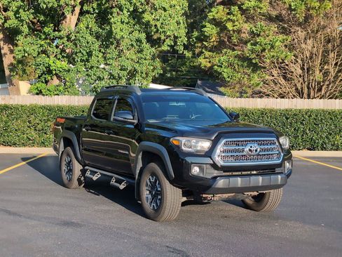 Used 2017 Toyota Tacoma TRD Off-Road w/ Tow Package (A/T) AWD/4WD image 8