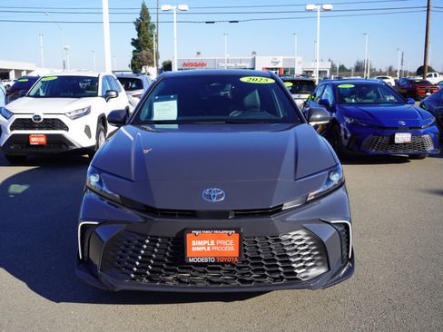 Used 2025 Toyota Camry SE image 4