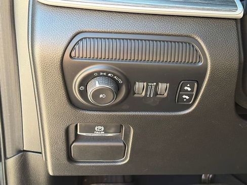 Used 2023 Jeep Wagoneer L Series III w/ Premium Group I AWD/4WD image 20
