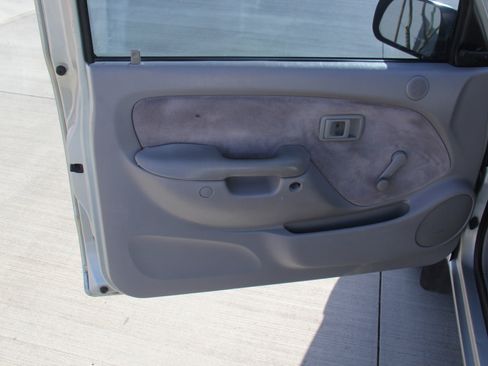 Used 2002 Toyota Tacoma 2WD Regular Cab image 9