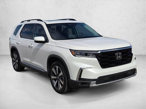 Used 2025 Honda Pilot Touring image 3