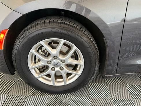 Used 2023 Chrysler Pacifica Touring-L FWD image 10