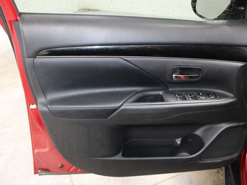 Used 2019 Mitsubishi Outlander SE image 32