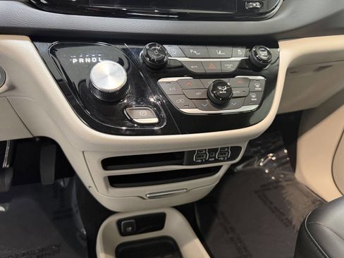 Used 2024 Chrysler Pacifica Touring-L FWD image 10