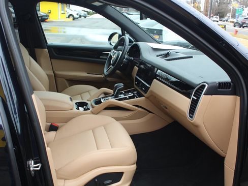 Used 2023 Porsche Cayenne image 13