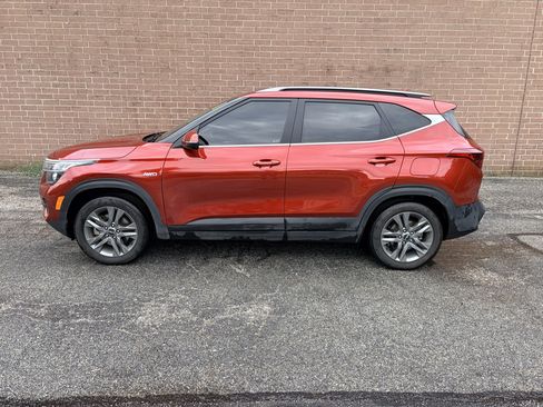Used 2023 Kia Seltos S w/ Navigation Package AWD/4WD image 2