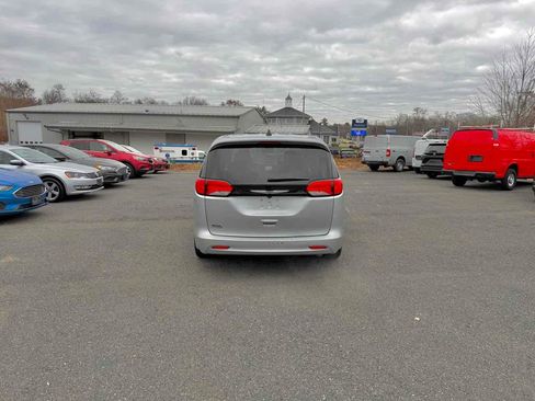 Used 2023 Chrysler Voyager LX image 6