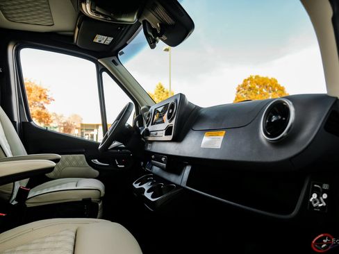 Used 2025 Mercedes-Benz Sprinter 3500 image 41