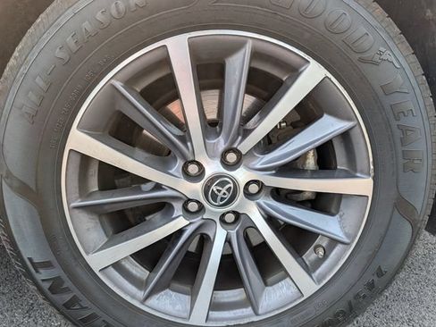 Used 2018 Toyota Highlander XLE AWD/4WD image 9