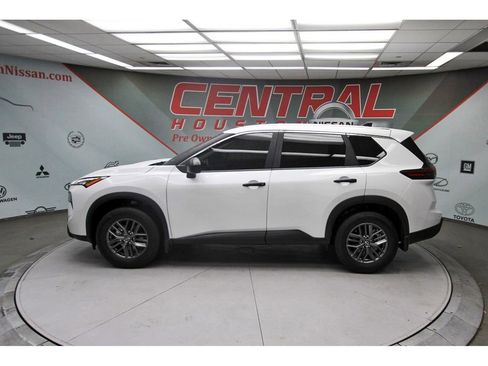 Used 2025 Nissan Rogue S FWD image 3