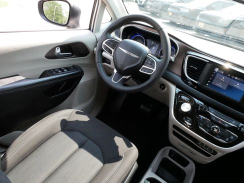 Used 2023 Chrysler Voyager LX FWD image 9