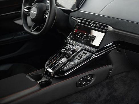 Used 2025 Aston Martin V8 Vantage Coupe image 37