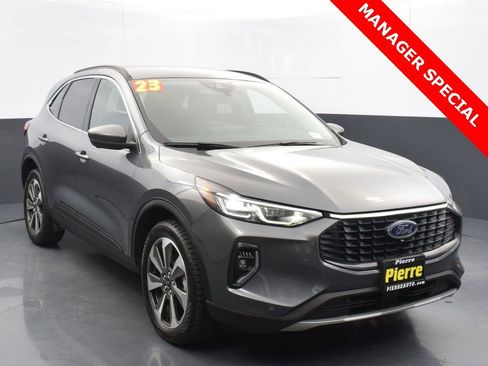 Used 2023 Ford Escape Platinum image 3