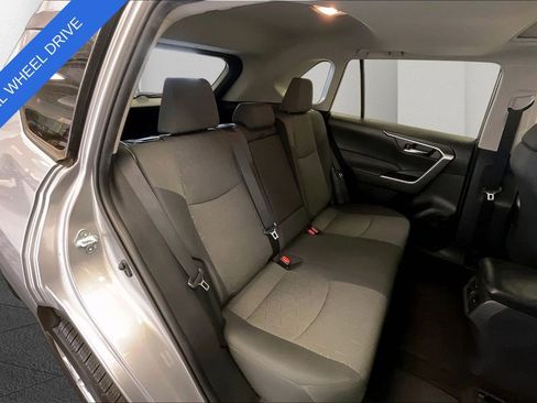 Used 2021 Toyota RAV4 XLE w/ Convenience Package image 18