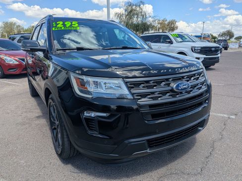 Used 2018 Ford Explorer XLT w/ Equipment Group 202A FWD image 3