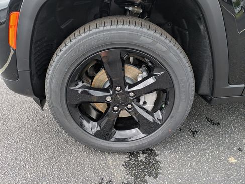 New 2025 Jeep Grand Cherokee Limited w/ Black Appearance Package image 9